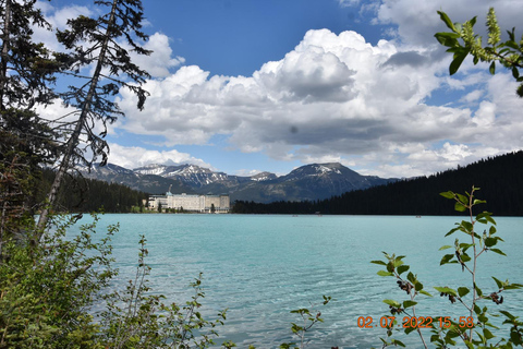 From Calgary: Moraine Lake, Lake Louise & Banff Town Tour
