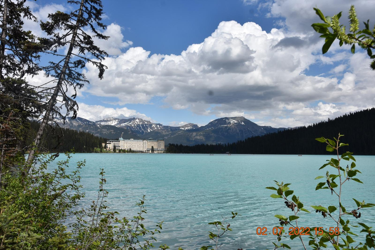 From Calgary: Moraine Lake, Lake Louise & Banff Town Tour
