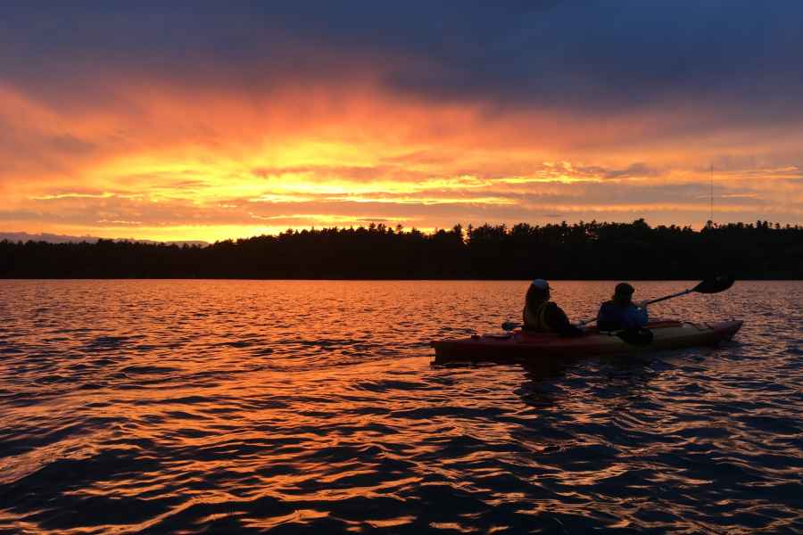 Sebago Lake: Geführte Kajaktour bei Sonnenuntergang. Foto: GetYourGuide