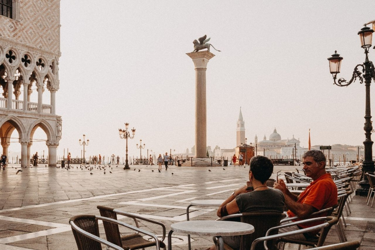 Venezia: tour privato delle attrazioni locali e delle gemme nascosteTour di 3 ore delle gemme di Venezia