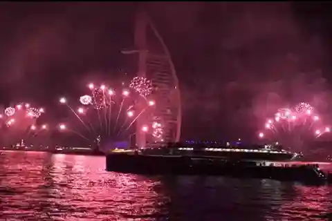 Dubai: Croazieră MegaYacht Lotus cu focuri de artificii și cină de Revelion