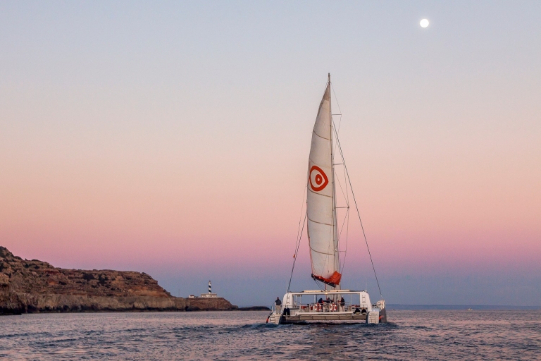 Ab Palma de Mallorca: Katamaran-Halbtagestour mit BuffetBootsfahrt bei Sonnenuntergang