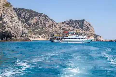 Rodi: Escursione in barca da una baia all'altra della costa orientale con pranzo