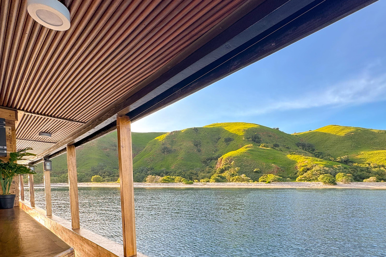 Labuan Bajo: Komodo Islands Tour with Luxury Open Deck Boat