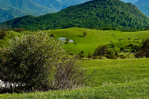 La vida del pueblo y una de las famosas montañas de Armenia