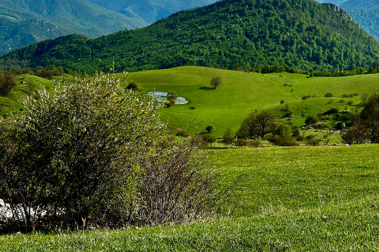 La vida del pueblo y una de las famosas montañas de Armenia