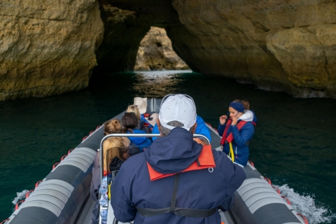 Albufeira: delfiny, jaskinie Benagil i wycieczka łodzią wzdłuż wybrzeżaAlbufeira: Wycieczka po delfinach i jaskiniach Benagil — bez zwrotu pieniędzy