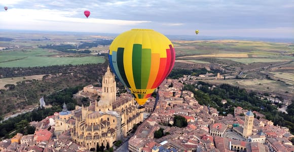 Ab Madrid: Heißluftballonfahrt in Segovia mit Abholung