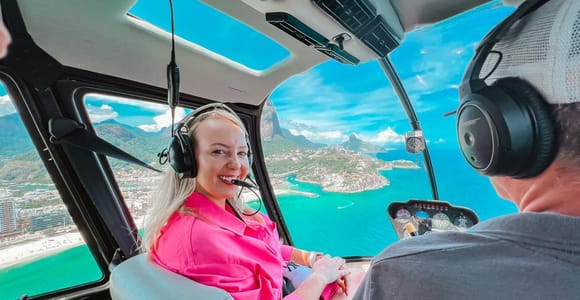 Elicottero sopra la costa di Rio e ripide montagne verdi