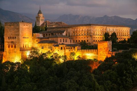 Alhambra: Tour with Nasrid Palaces at Night