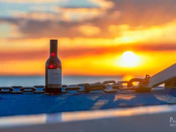 Hervey Bay: Entspannende Kreuzfahrt bei Sonnenuntergang mit Champagner und Krabben