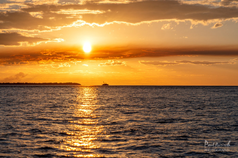 Hervey Bay: Relaxing Sunset Cruise with Champagne and Prawns