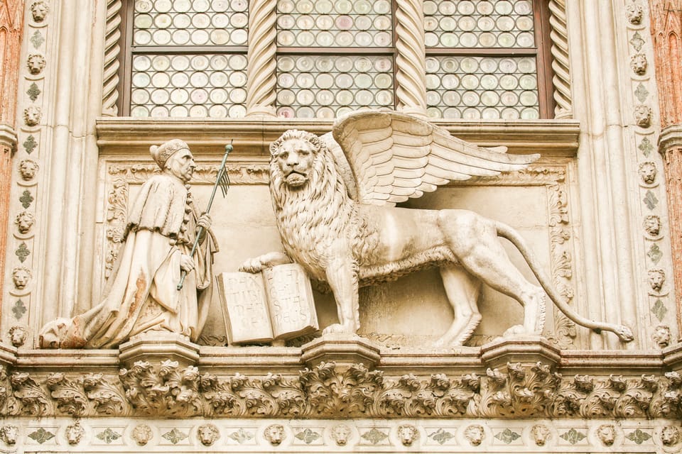 2 statues sont placées de chaque coté de l'escalier de sortie du palais des doges