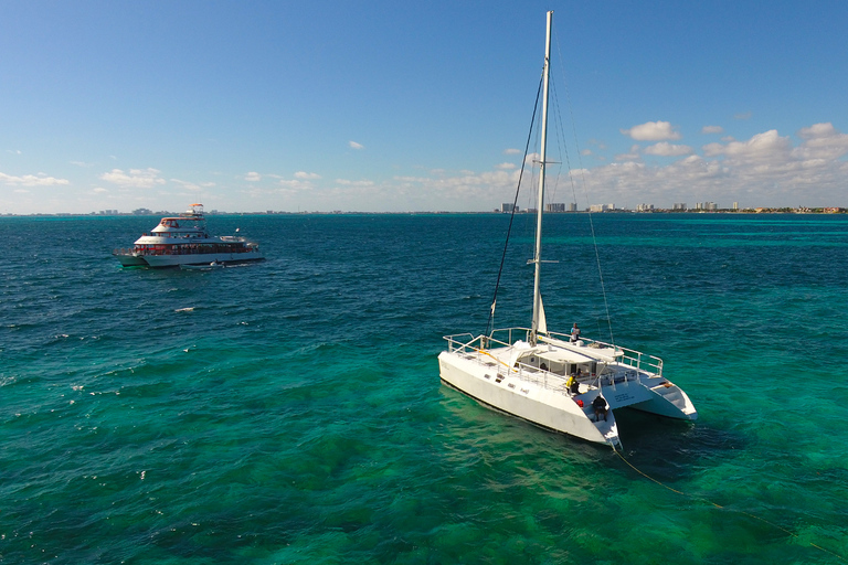 Desde Cancún: excursión de un día en catamarán a Isla Mujeres con almuerzo