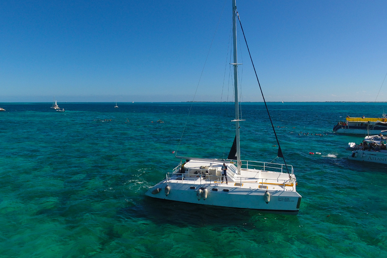 Desde Cancún: excursión de un día en catamarán a Isla Mujeres con almuerzo