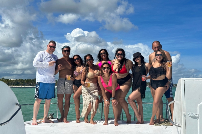 Punta Cana : Croisière privée en bateau avec boissons et collationsPunta Cana : Bateau de fête, plongée avec masque et tuba et croisière dans la piscine naturelle