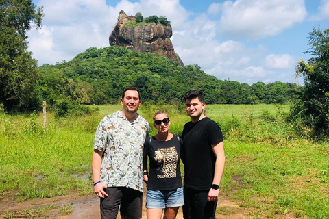 De Colombo a Sigiriya y Dambulla Tour privado de un día completo