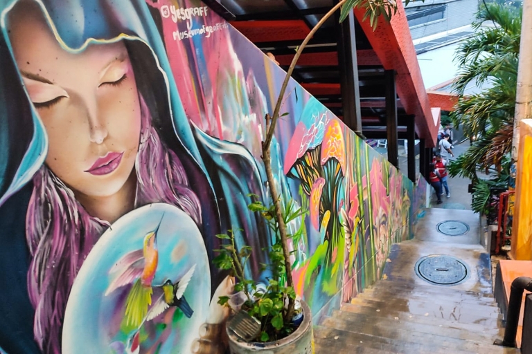 Medellín: Comuna 13 Tour de historia y graffiti y paseo en teleféricoMedellín: recorrido por la Comuna 13 y paseo en teleférico en inglés