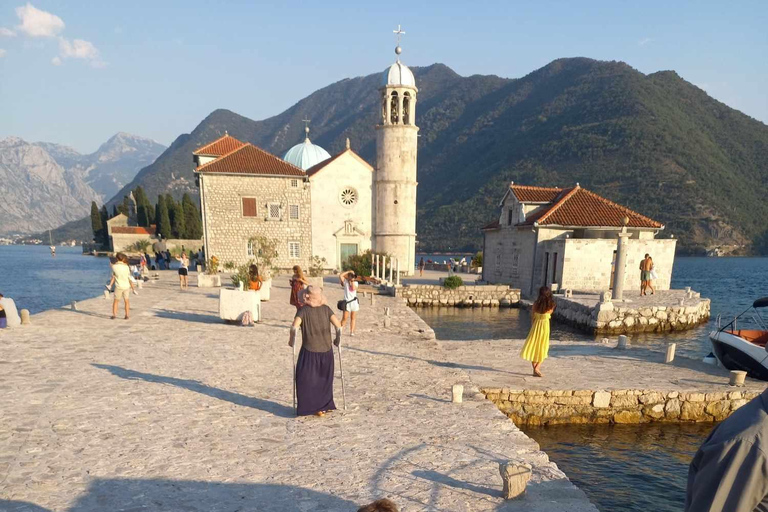 Kotor: Caverna azul e passeio de lancha pela baía inteira