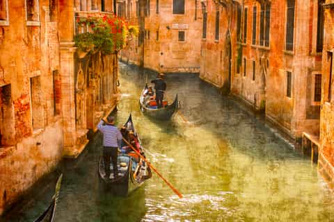 Venice: Gondola Ride with Serenade