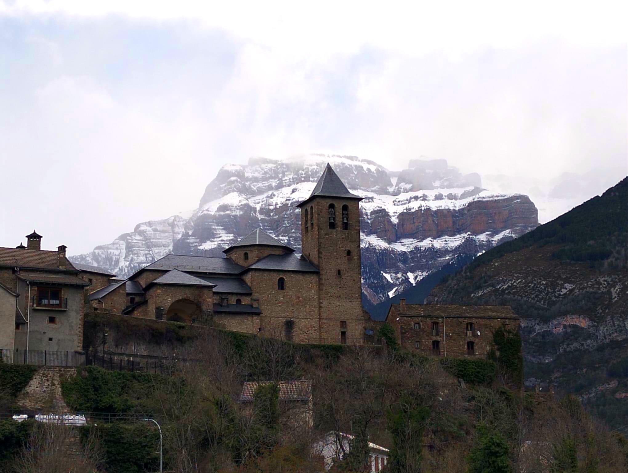 Tagestour nach Ordesa: Aínsa, Torla und der Wasserfall von Sorrosal ab Zaragoza