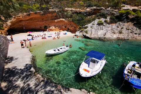 Vroege ochtend Navagio Shipwreck, B.Caves, Top View.Small groepVroege ochtend Navagio Shipwreck, B.Caves, bovenaanzicht Kleine groep