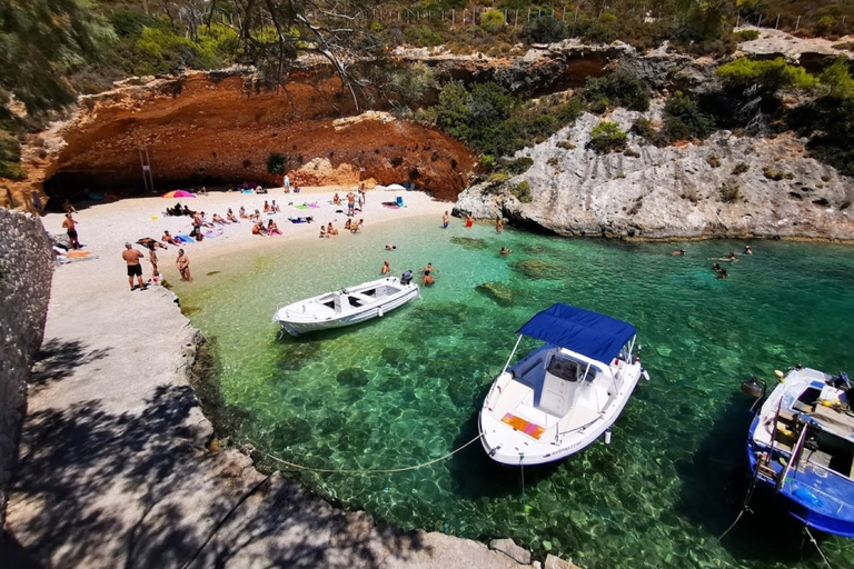 Vroege ochtend Navagio Shipwreck, B.Caves, Top View.Small groepVroege ochtend Navagio Shipwreck, B.Caves, bovenaanzicht Kleine groep