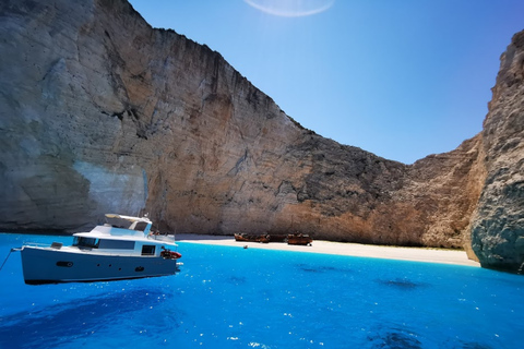 Vroege ochtend Navagio Shipwreck, B.Caves, Top View.Small groepVroege ochtend Navagio Shipwreck, B.Caves, bovenaanzicht Kleine groep