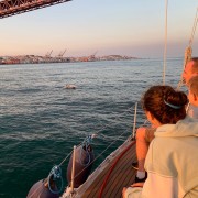 Lisbona: giro in barca a vela al tramonto con vino