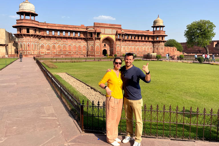 Au départ de Delhi : visite du Taj Mahal tout compris par Gatimaan ExpressVoiture de 1ère classe, voiture, guide, billets d'entrée et déjeuner