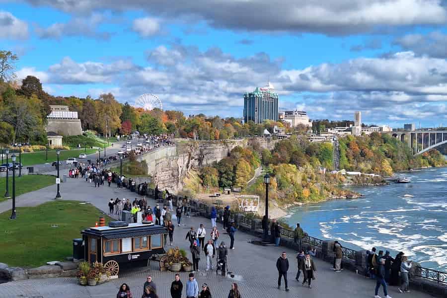 Niagara: Rundgang „Beyond the Falls“ & Bootsfahrt (je nach Saison). Foto: GetYourGuide