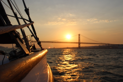 Lisbon: 2-Hour Sunset Cruise by Vintage Sailboat