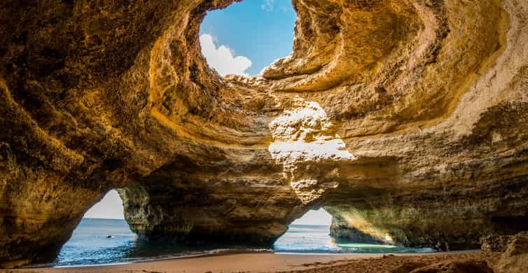 Portimão: 90 minutos de aventura em lancha nas cavernas do mar de Benagil