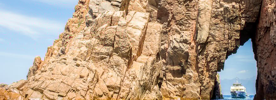 Depuis Ota : sortie en bateau écologique dans la réserve de Scandola