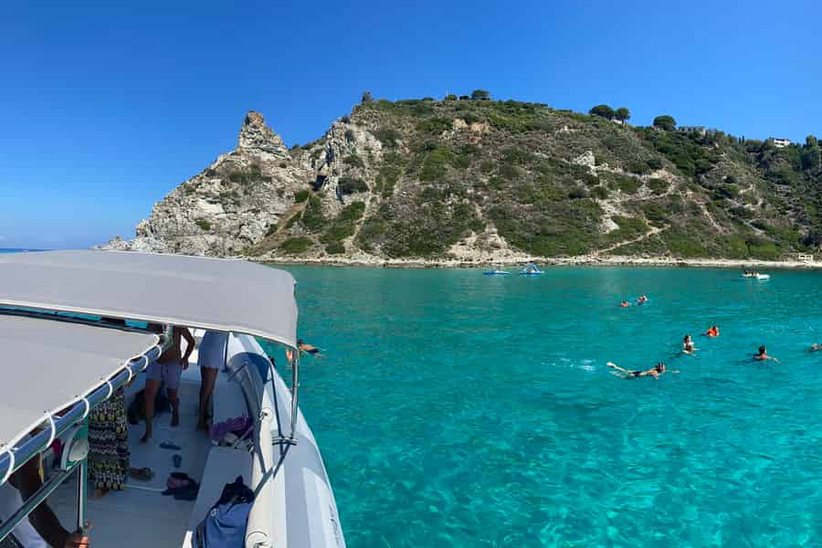 Tropea: Bootstour am Capo Vaticano mit Schnorcheln & Getränk. Foto: GetYourGuide Tropea: Bootstour am Capo Vaticano mit Schnorcheln & Getränk. Foto: GetYourGuide