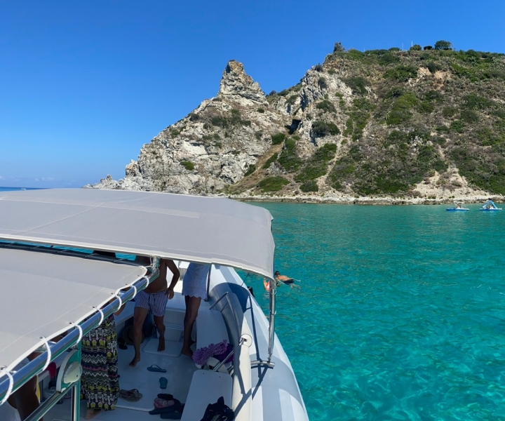 Capo Vaticano: escursione in barca con snorkeling e un drink da Tropea