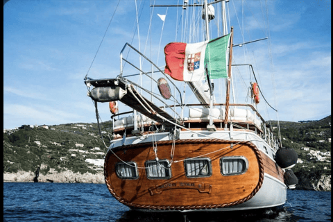 Lampedusa: Elegante tour in barca di un giorno con pranzo a bordoTour condiviso