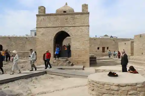 Baku: Gobustan, Mud Volcanoes, Fire Temple, & Yanar Dag Tour