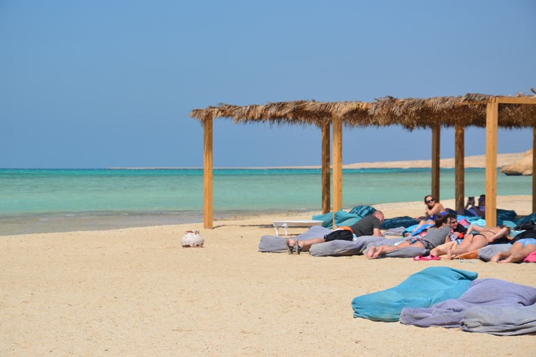 Hurghada: Crociera in motoscafo nella baia di Orange dell&#039;isola di Giftun e pranzoSpeedboat di gruppo a Orange Bay con snorkeling