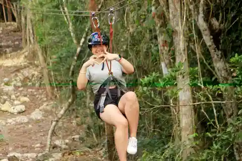 Experimenta a selva com diversão e adrenalina: ATV, zipline e cenote