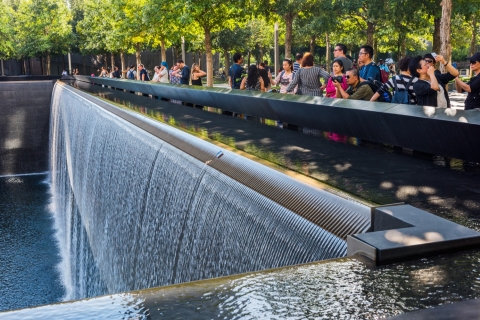 NYC: Miejsce pamięci 11 września i piesza wycieczka po dzielnicy finansowej9/11 Memorial and Financial District Walking Tour – angielski