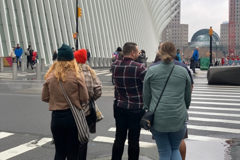 NYC: Miejsce pamięci 11 września i piesza wycieczka po dzielnicy finansowej9/11 Memorial and Financial District Walking Tour – hiszpański