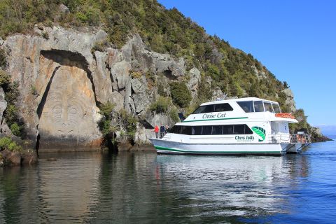 Lake Taupo: 1,5 times sejltur med båd til udgravninger af maoriernes klippeudskæringer