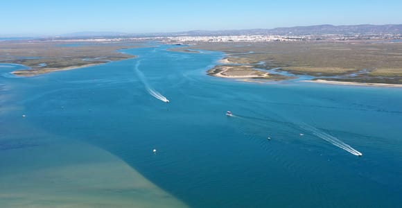 Tavira with kids: the beach is a boat ride away