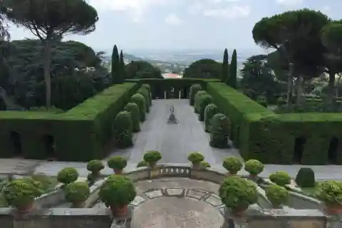 Rom: Päpstliche Villengärten im Kleinbus Castel Gandolfo