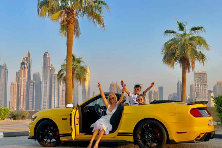 Dubai: Cabrio-Tour in einem Mustang oder Camaro. Foto: GetYourGuide