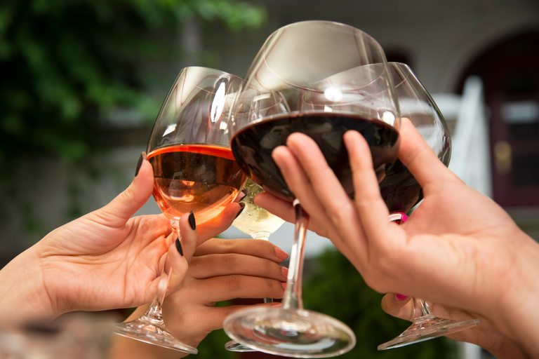 La Canée : visite culinaire, vin et coucher de soleil avec dîner à 3 platsLa Canée : visite du vin, de la gastronomie et du coucher du soleil avec dîner de 3 plats