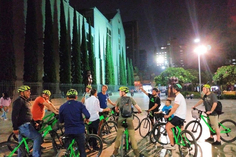 Medellin: Fahrrad-Stadtrundfahrt mit Verkostungen lokaler Speisen und GetränkeNachttour mit klassischem Fahrrad