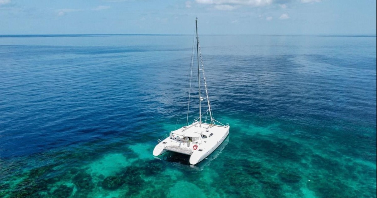 Roatán: paseos en barco y catamaranes al atardecer | GetYourGuide