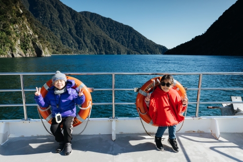 Milford Sound: Panorama-Bootsfahrt mit Glasdach-KatamaranPanorama-Bootsfahrt mit Glasdach-Katamaran am Vormittag